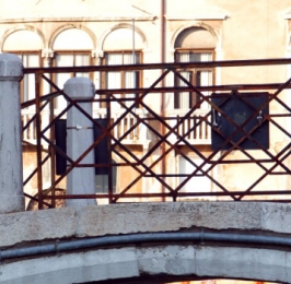 Látnivalók a velencei karnevál idején: A Rialto- és a Sóhajok hídja